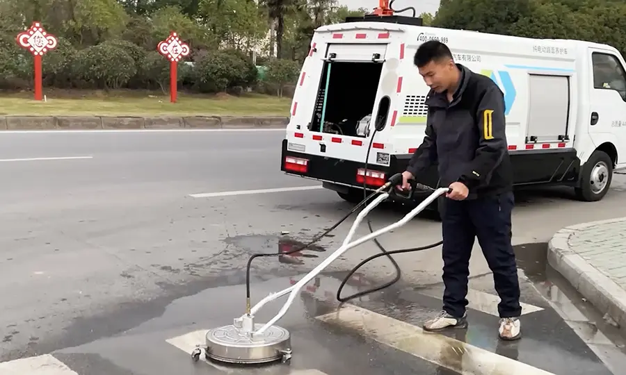4.5T路面养护车