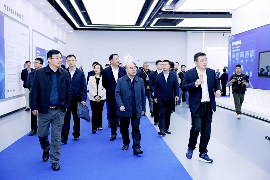 重磅！成渝自动驾驶卡车编队项目正式发布，犀重汽车智慧重卡惊艳亮相，开启智慧物流新征程